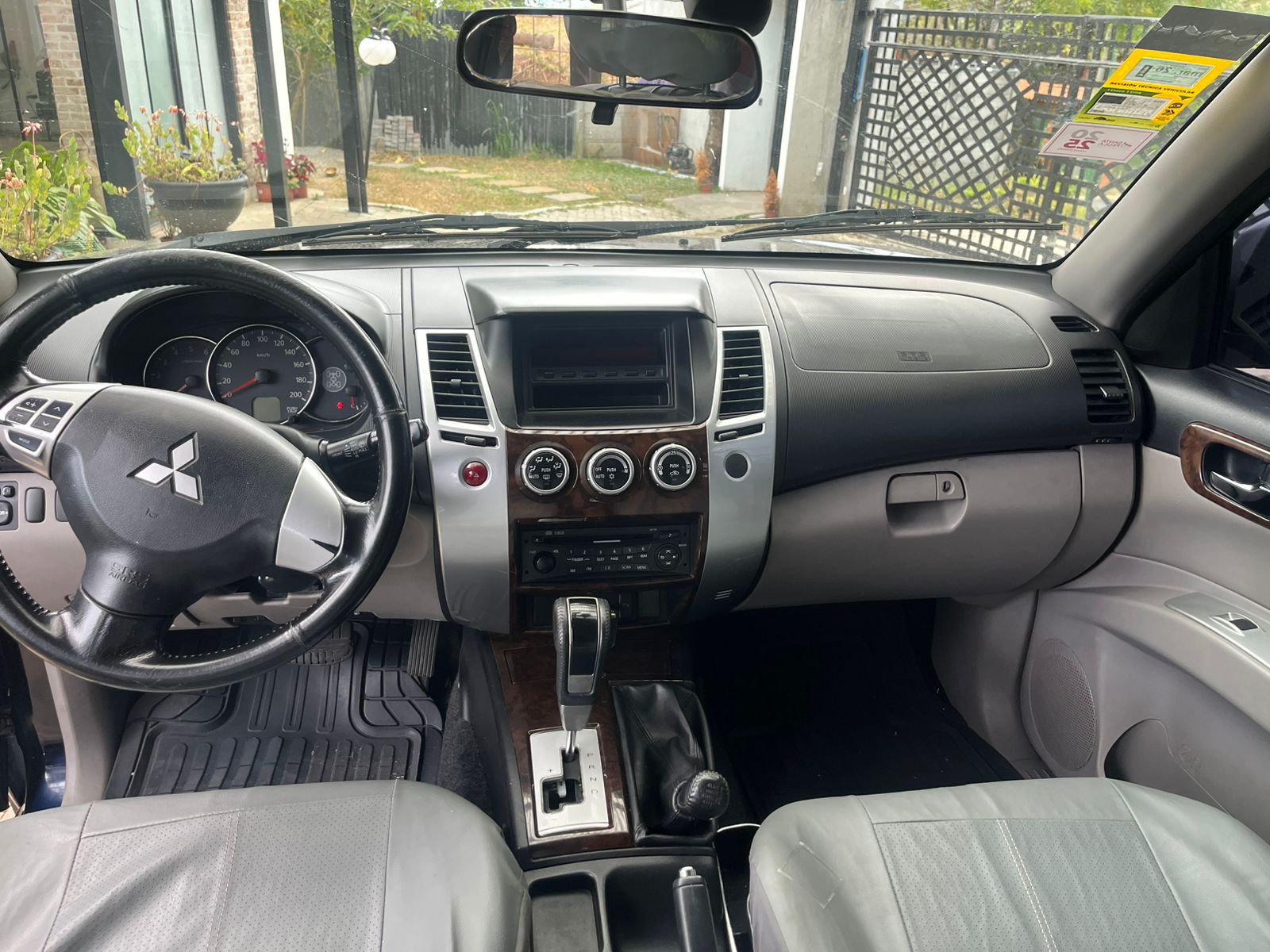 Interior Mitsubishi Montero